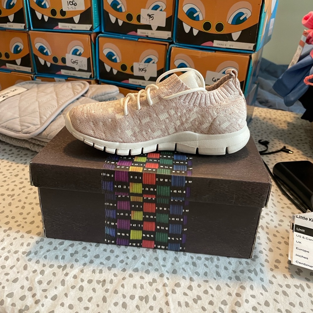 Bernie Mev. White Rose Sneakers Youth Size 2.5-3 US